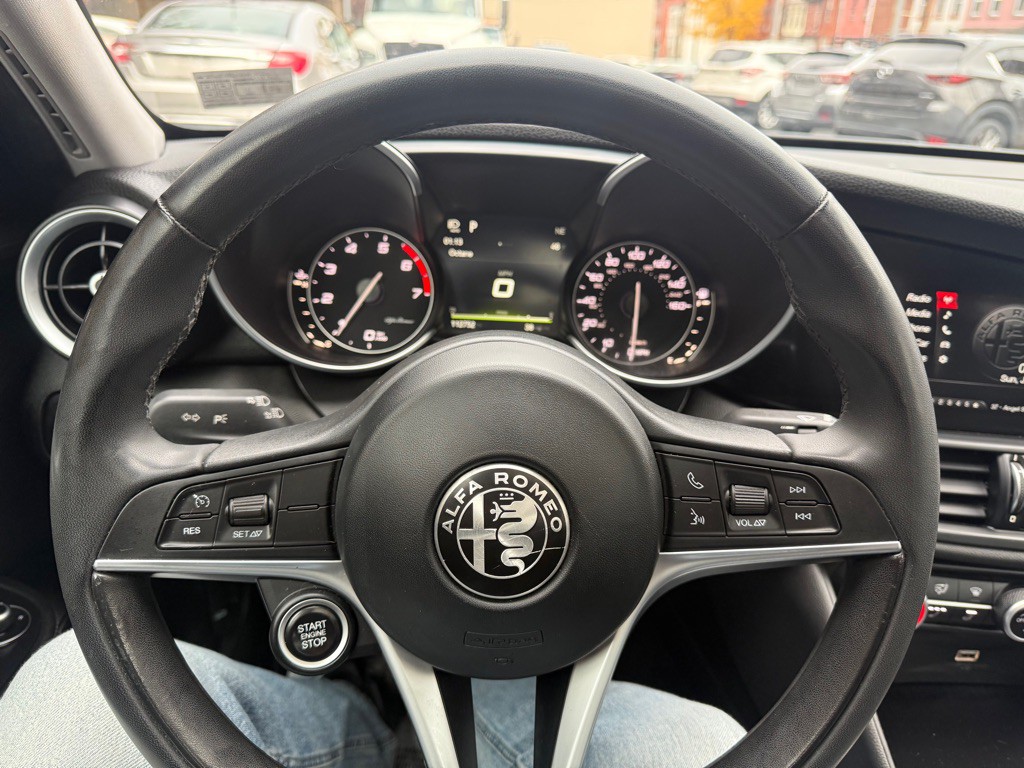 2017 Alfa Romeo Giulia Image 17