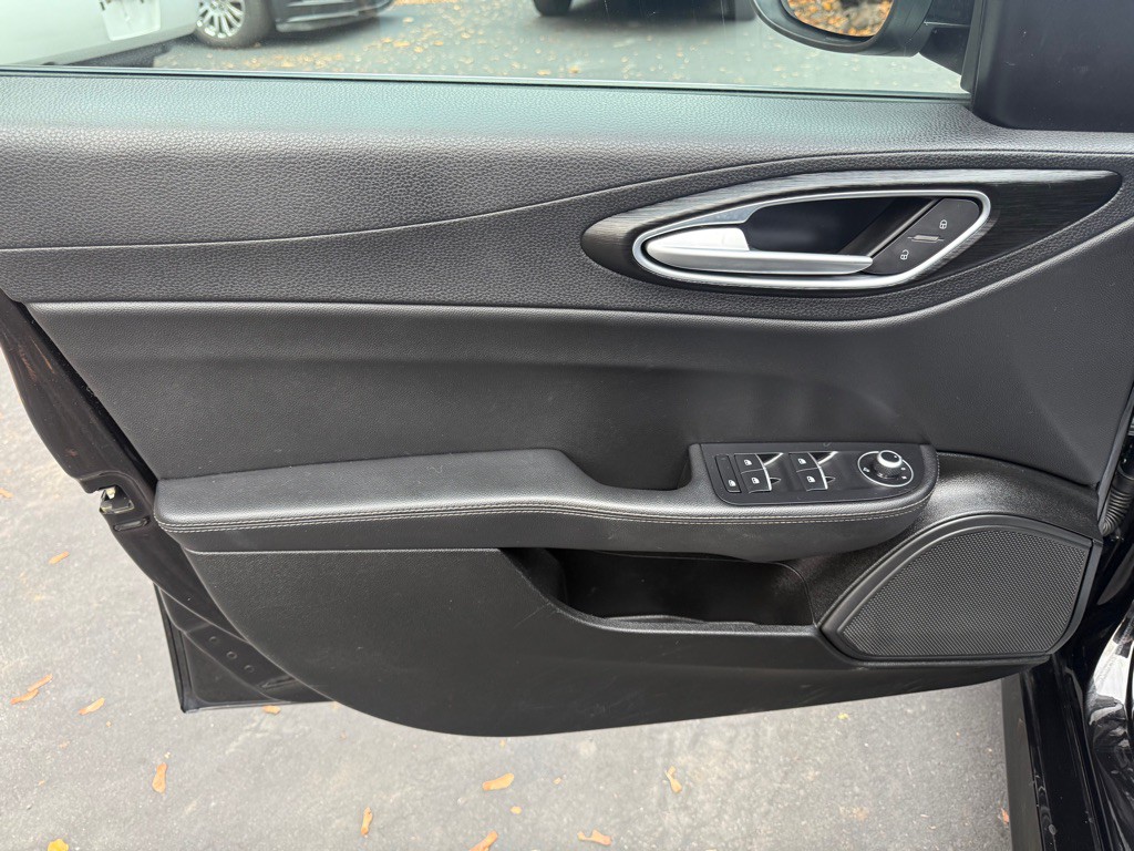 2017 Alfa Romeo Giulia Image 21