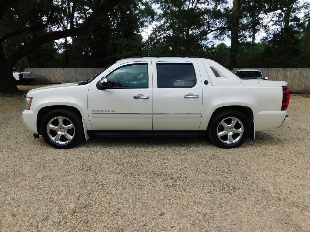 2013 Chevrolet Avalanche Image 1