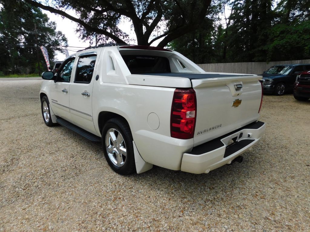 2013 Chevrolet Avalanche Image 2
