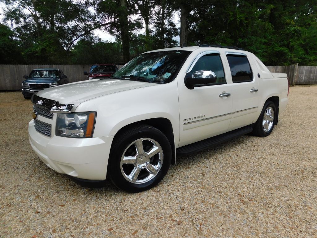 2013 Chevrolet Avalanche Image 14