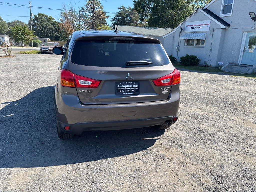2016 Mitsubishi Outlander Image 9