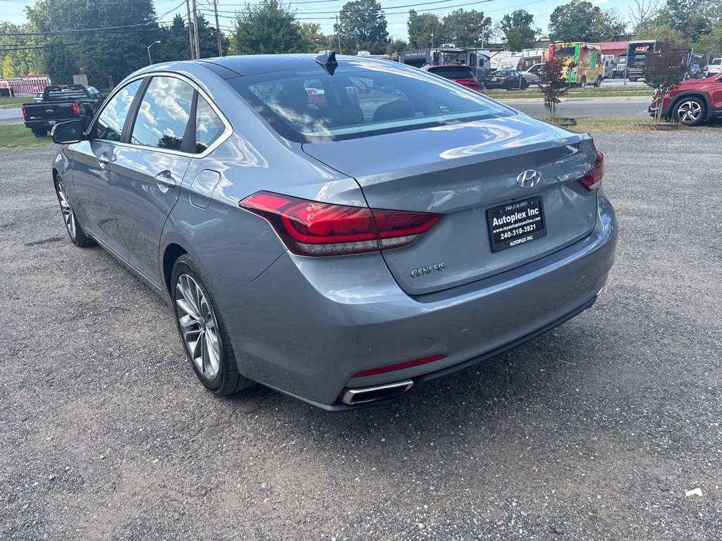 2015 Hyundai Genesis Image 8