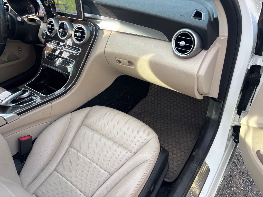 2015 Mercedes-Benz C-Class Image 21