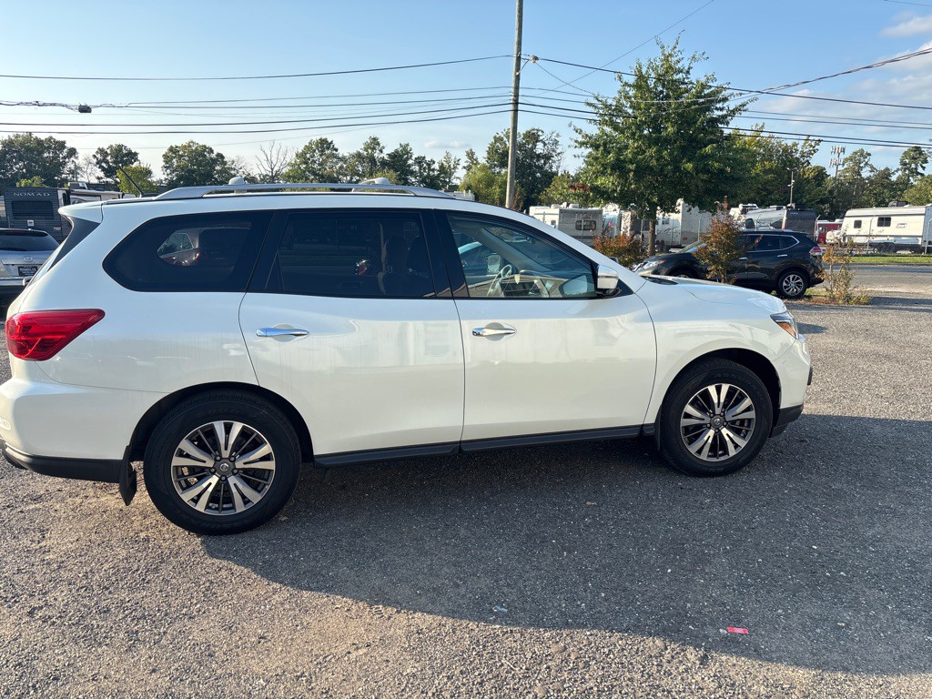 2017 Nissan Pathfinder Image 11