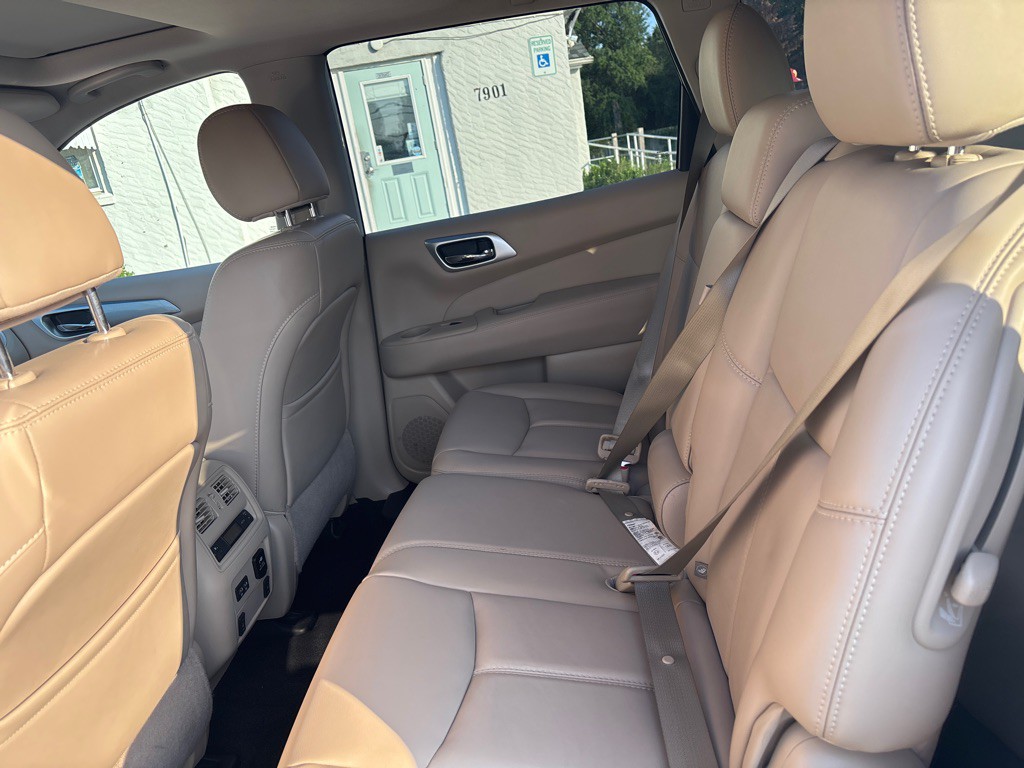 2017 Nissan Pathfinder Image 16