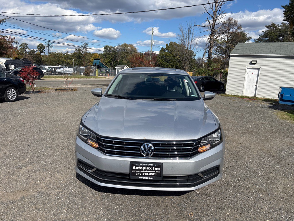 2018 Volkswagen Passat Image 1