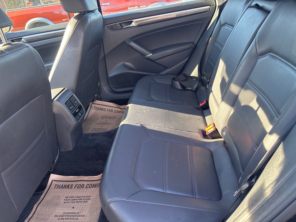 2017 Volkswagen Passat Image 16