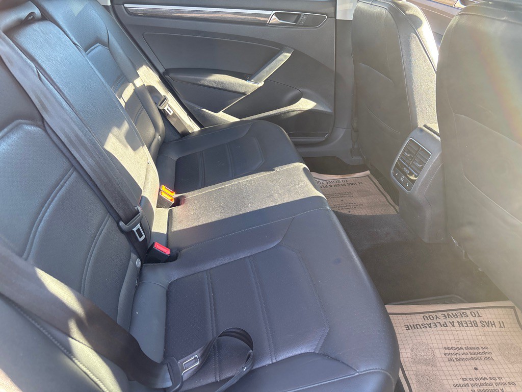 2017 Volkswagen Passat Image 17