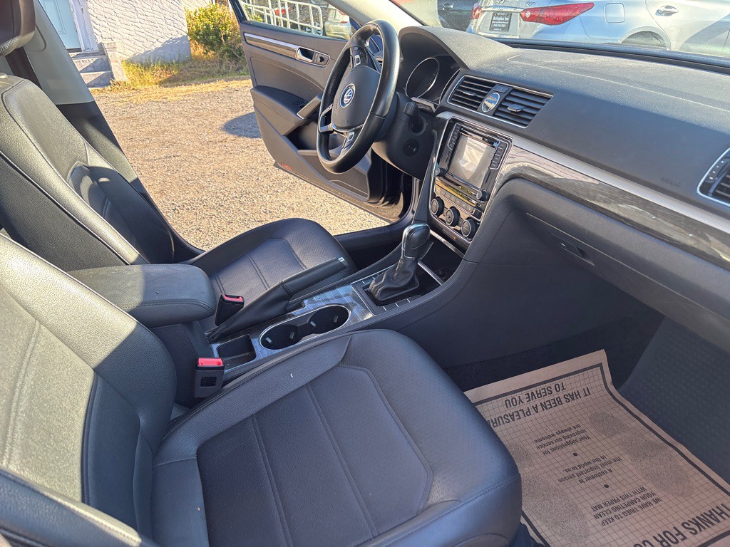 2017 Volkswagen Passat Image 18