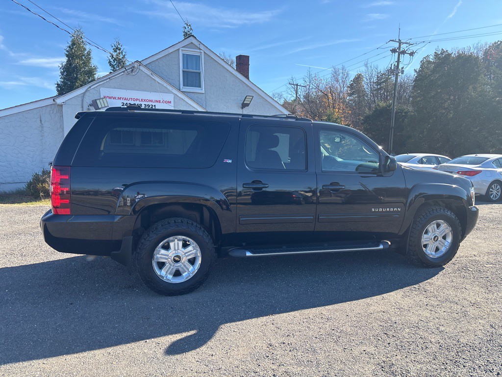 2014 Chevrolet Suburban Image 12