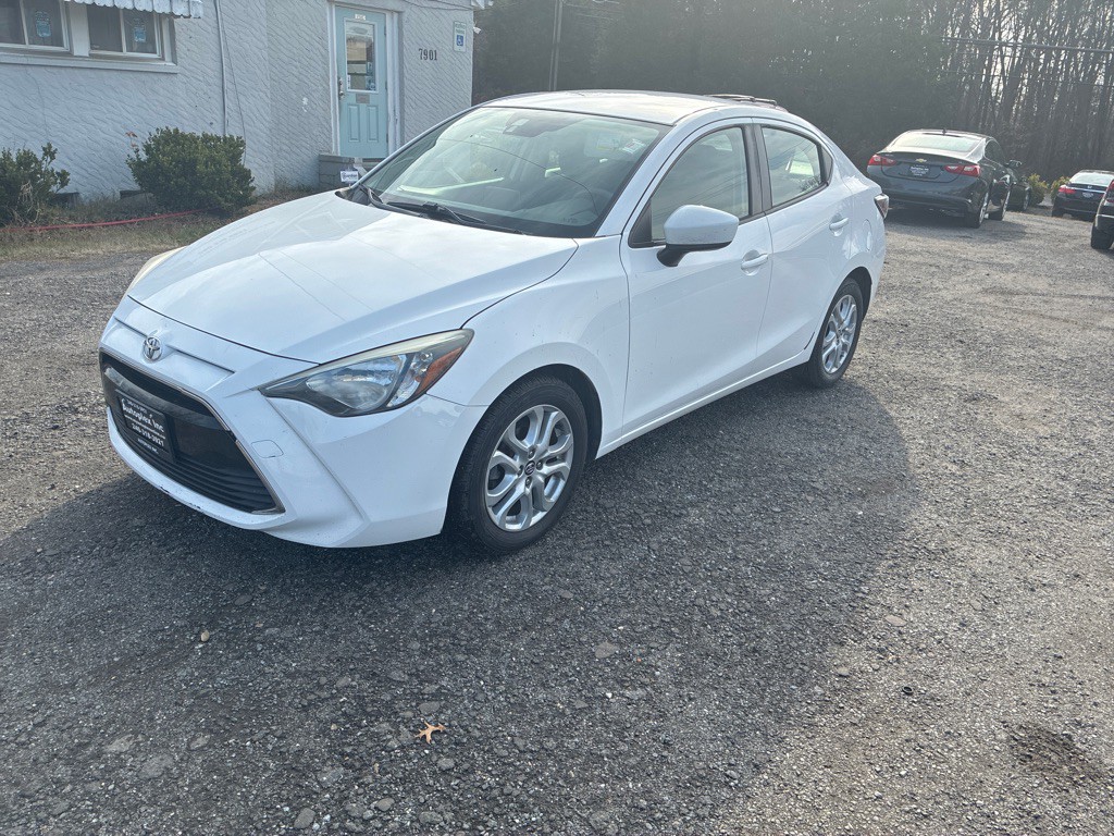 2017 Toyota Yaris Image 2