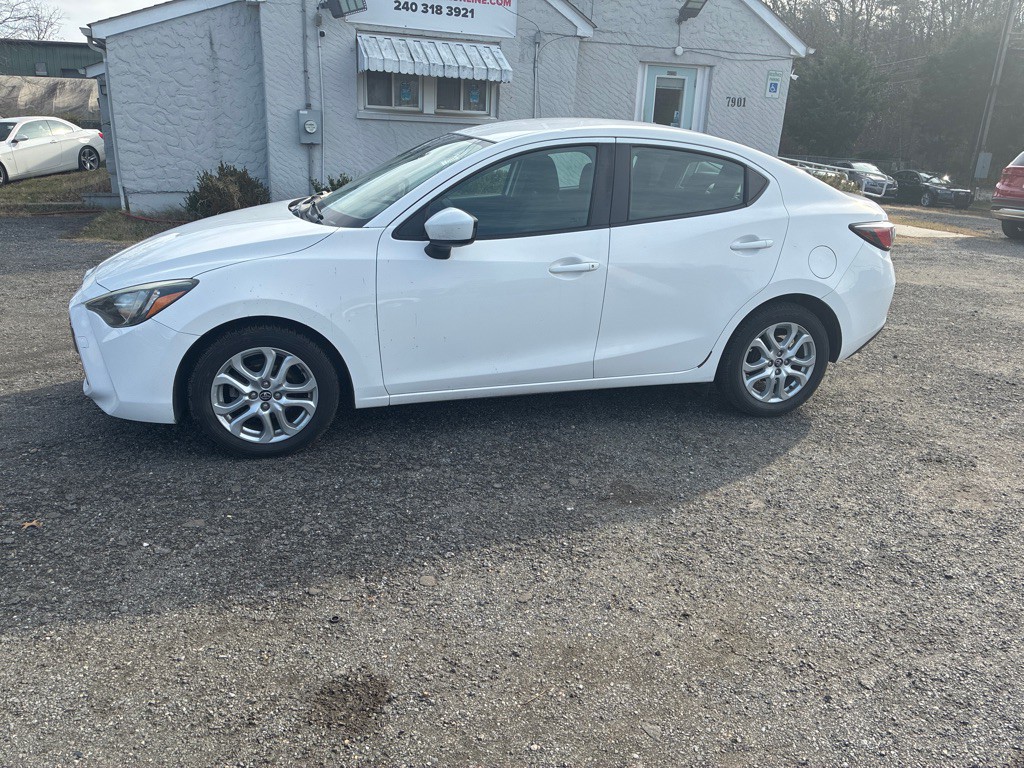 2017 Toyota Yaris Image 3