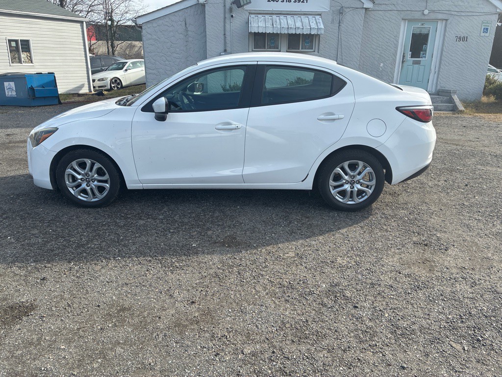 2017 Toyota Yaris Image 4