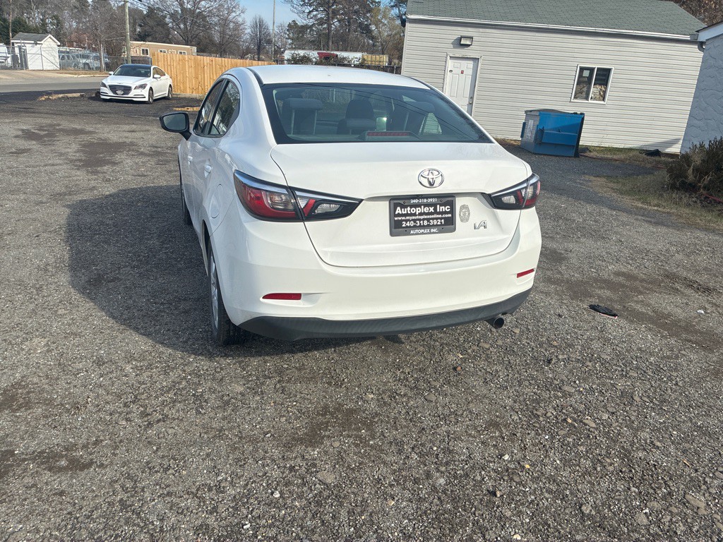 2017 Toyota Yaris Image 6