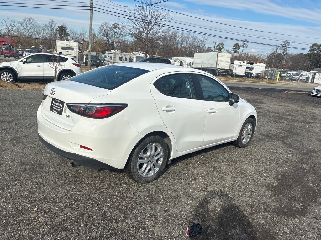 2017 Toyota Yaris Image 8