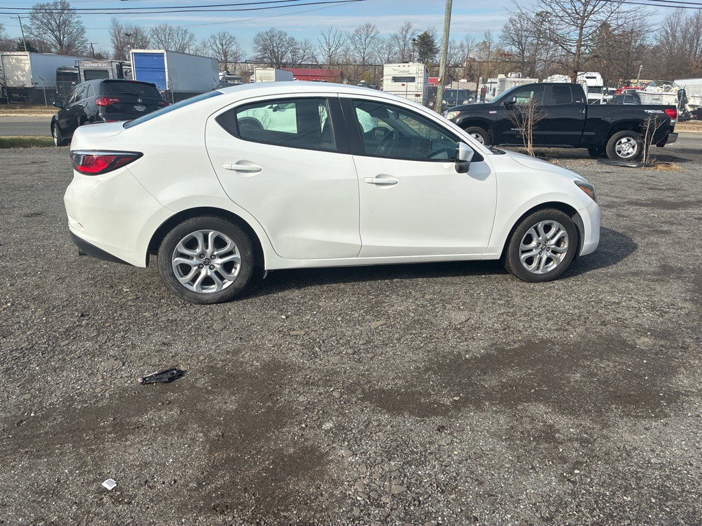 2017 Toyota Yaris Image 9