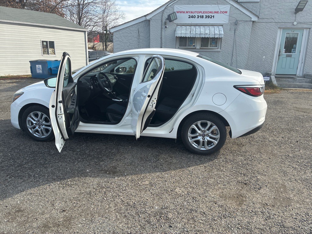 2017 Toyota Yaris Image 14