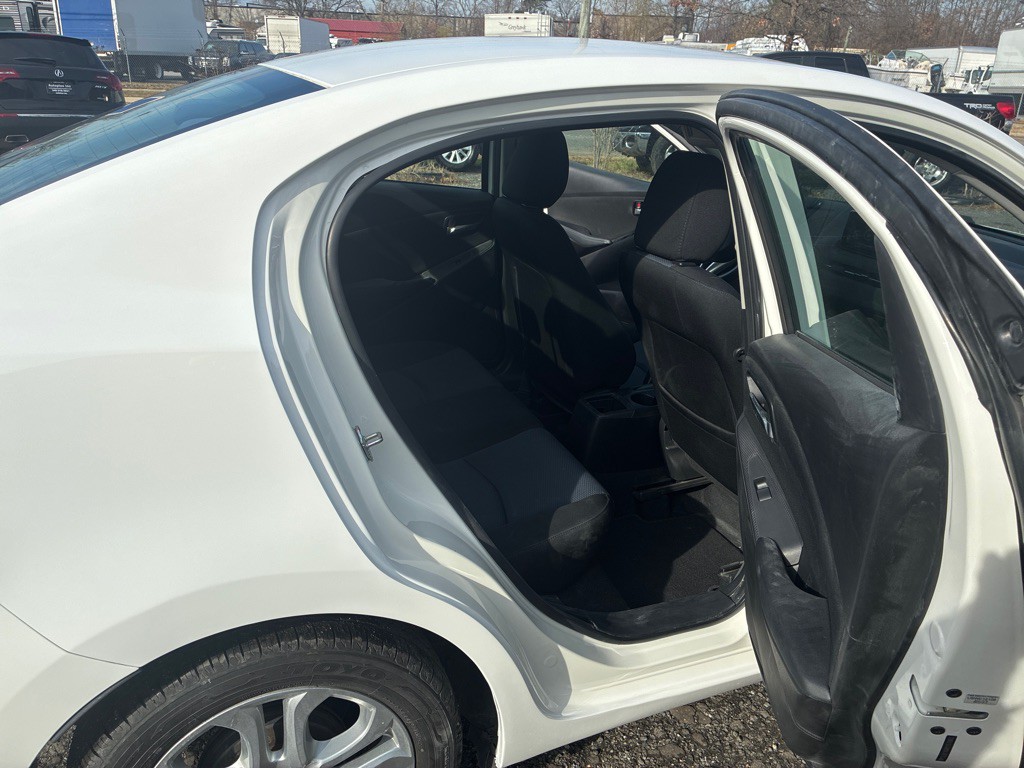 2017 Toyota Yaris Image 18