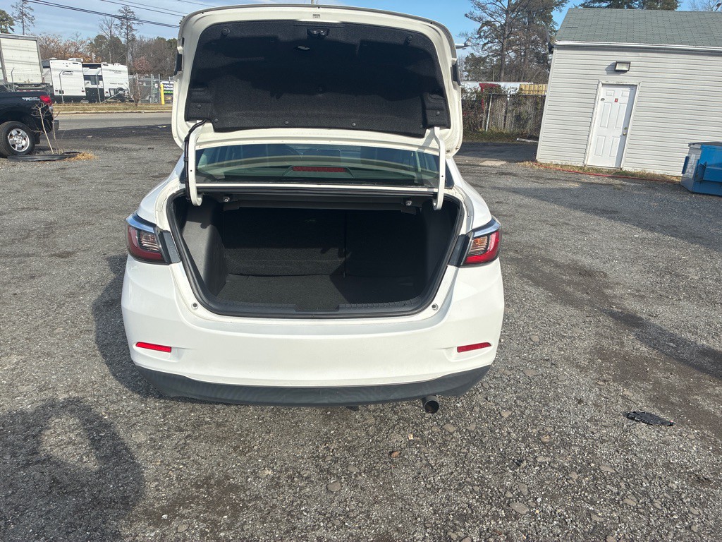 2017 Toyota Yaris Image 19