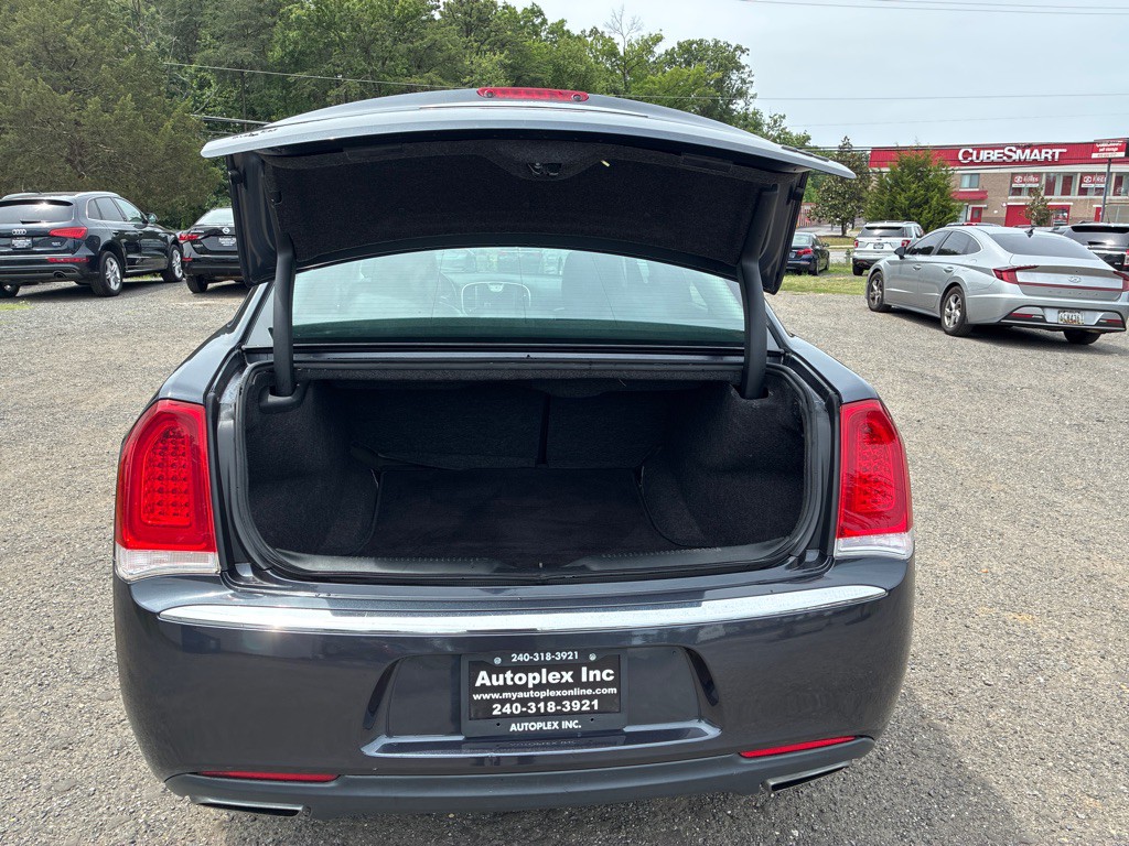 2018 Chrysler 300 Image 8