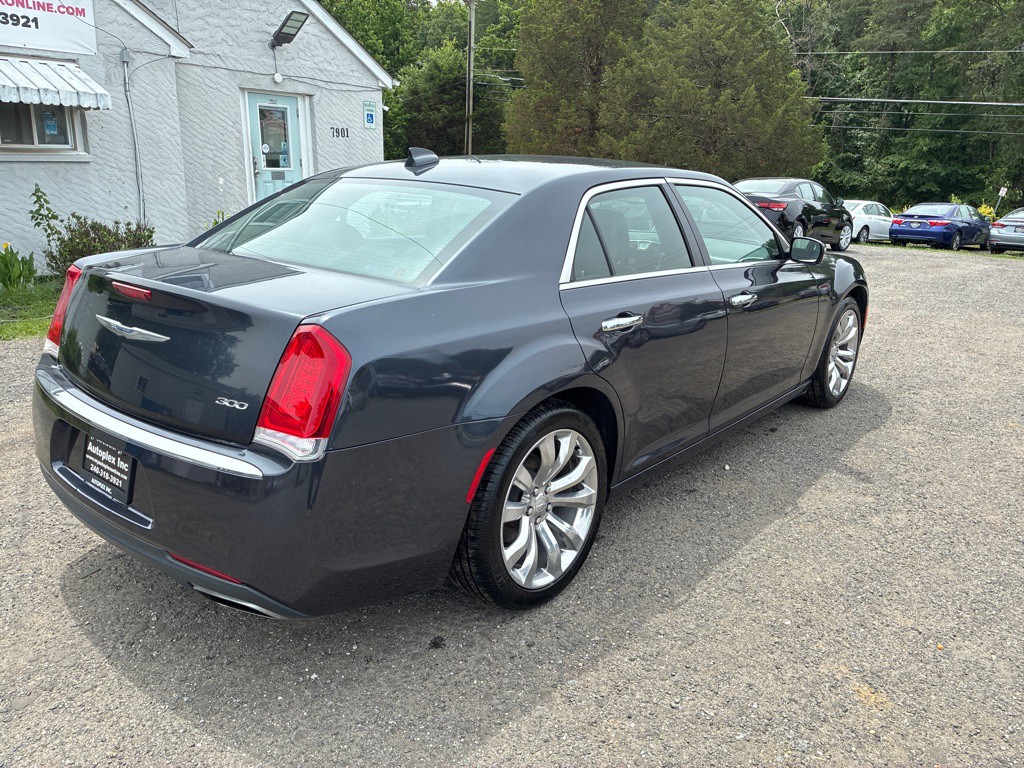 2018 Chrysler 300 Image 9