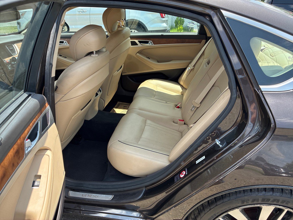 2015 Hyundai Genesis Image 11