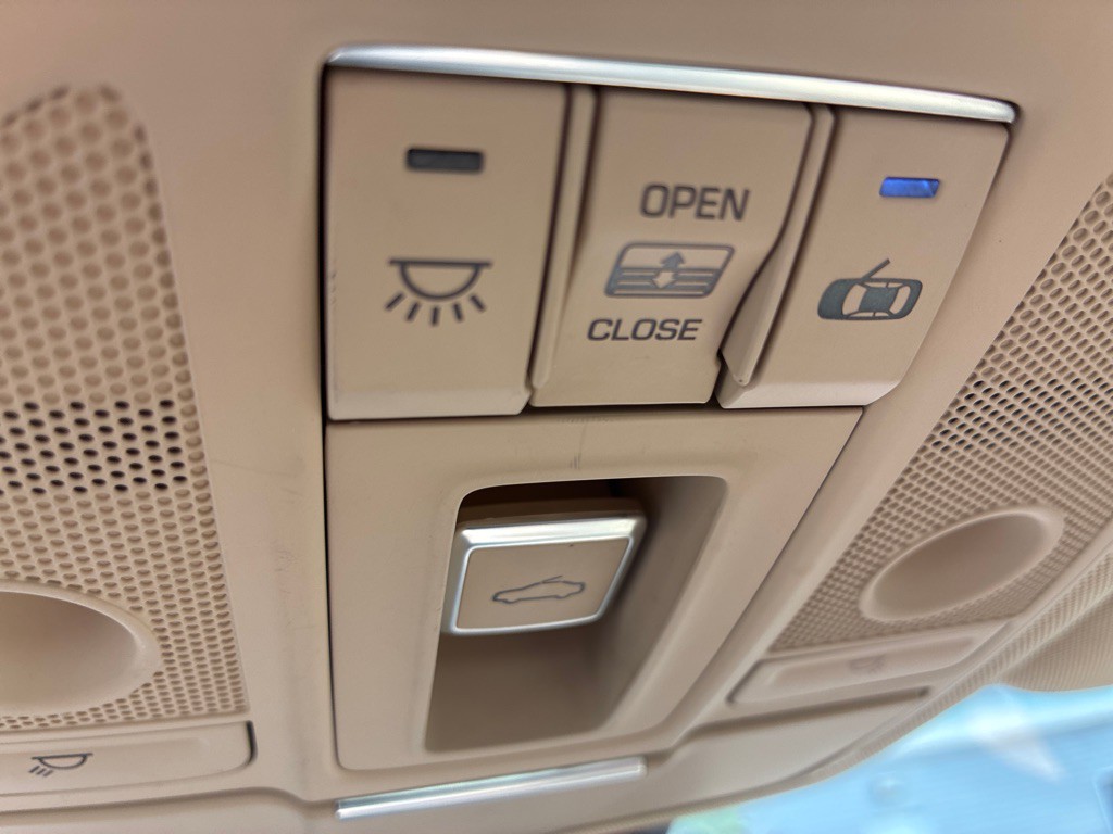 2015 Hyundai Genesis Image 16