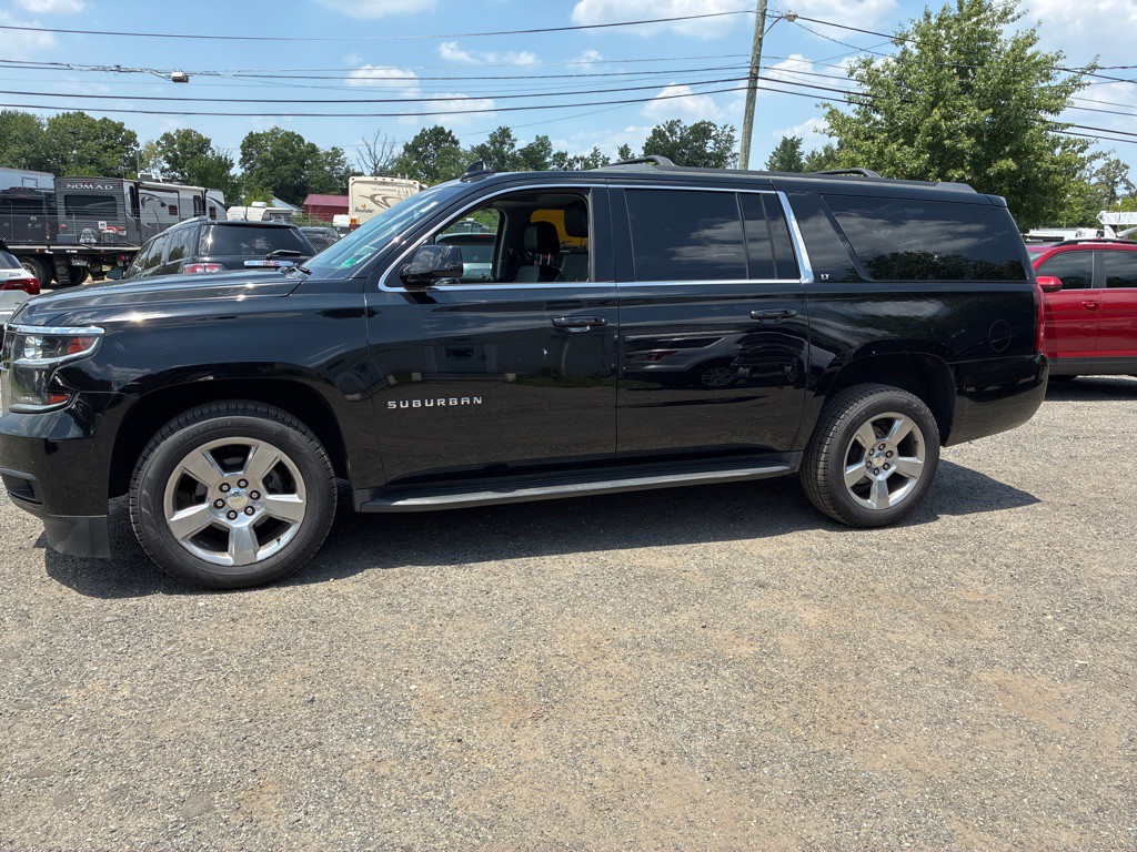 2017 Chevrolet Suburban Image 3