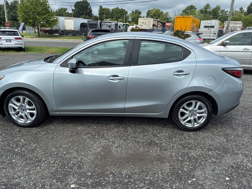 2017 Toyota Yaris Image 3