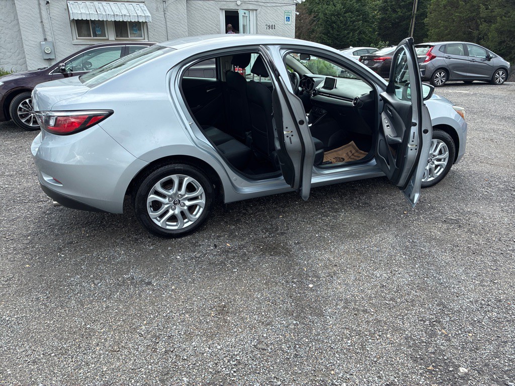2017 Toyota Yaris Image 8