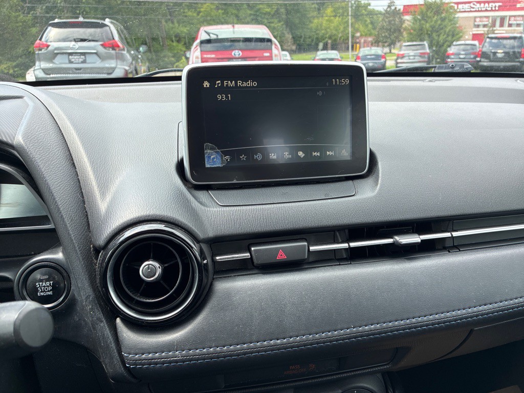 2017 Toyota Yaris Image 16