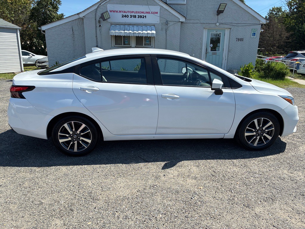 2022 Nissan Versa Image 9