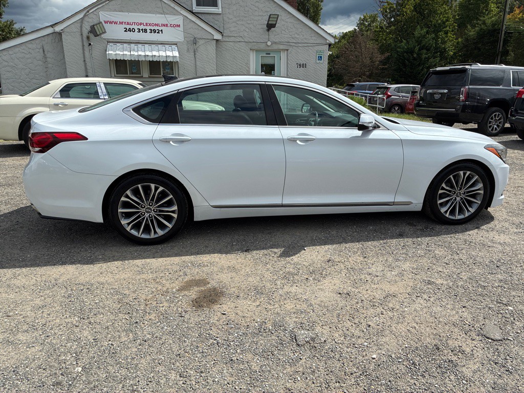2016 Hyundai Genesis Image 8