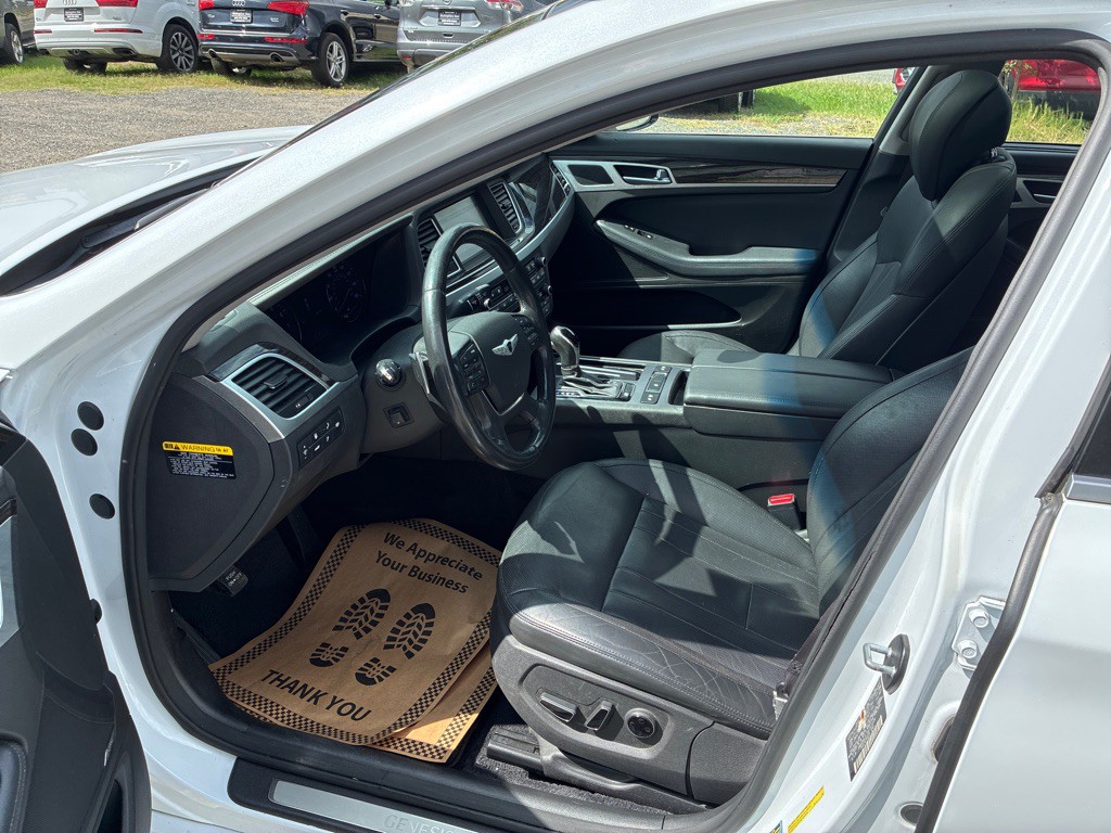 2016 Hyundai Genesis Image 11