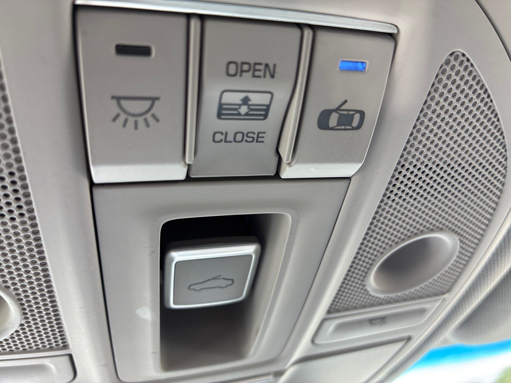 2016 Hyundai Genesis Image 20