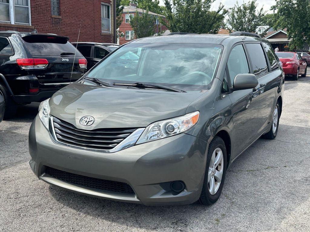 2011 Toyota Sienna Image 3