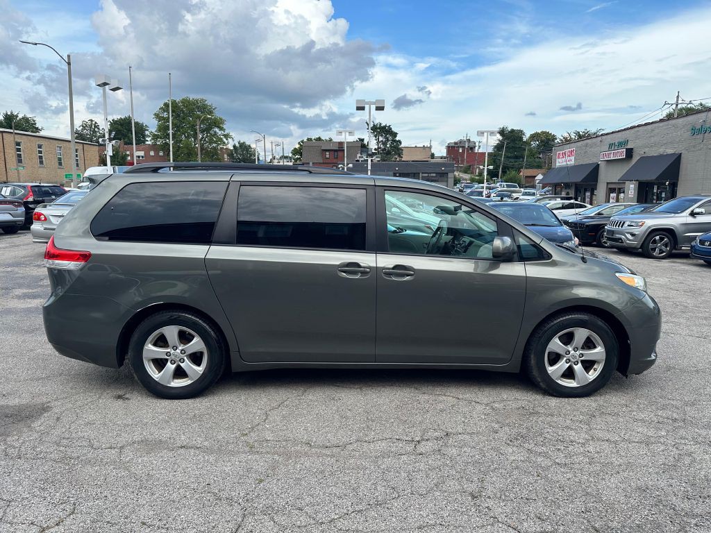 2011 Toyota Sienna Image 4