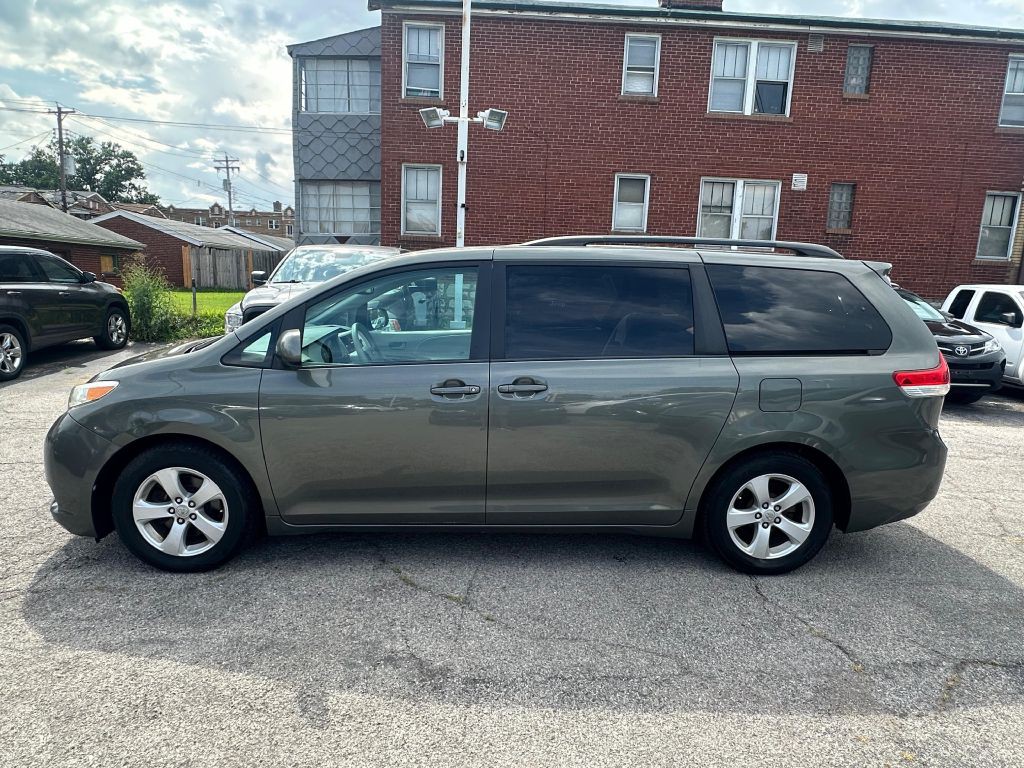2011 Toyota Sienna Image 5