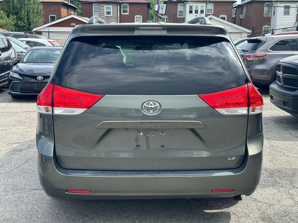 2011 Toyota Sienna Image 6