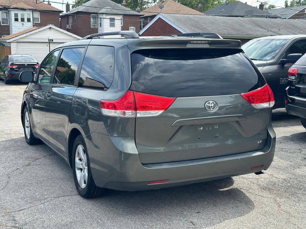 2011 Toyota Sienna Image 7