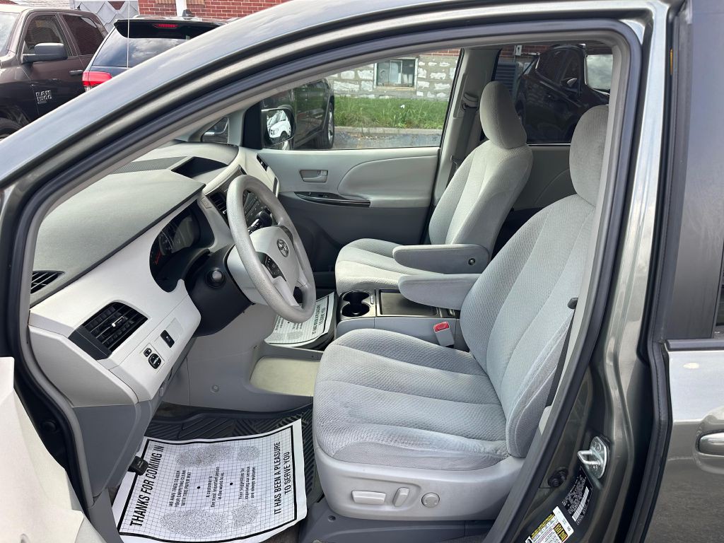 2011 Toyota Sienna Image 10