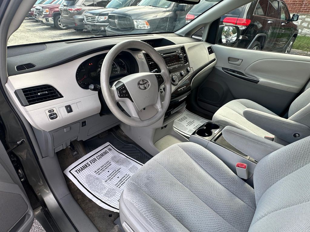 2011 Toyota Sienna Image 11