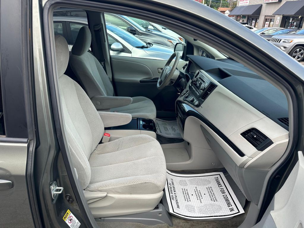 2011 Toyota Sienna Image 12