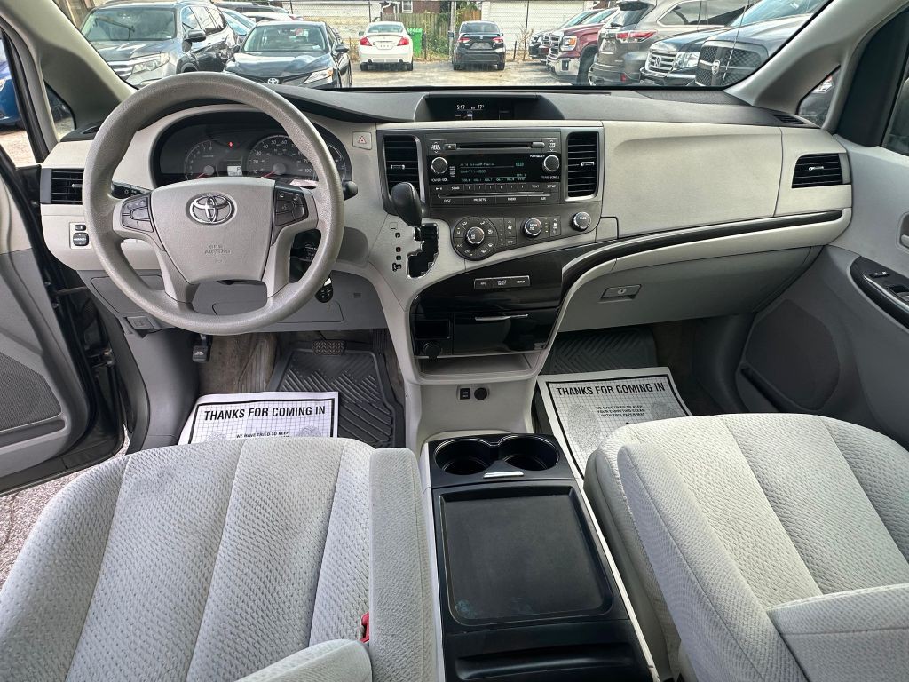 2011 Toyota Sienna Image 14