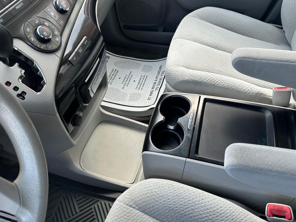 2011 Toyota Sienna Image 18