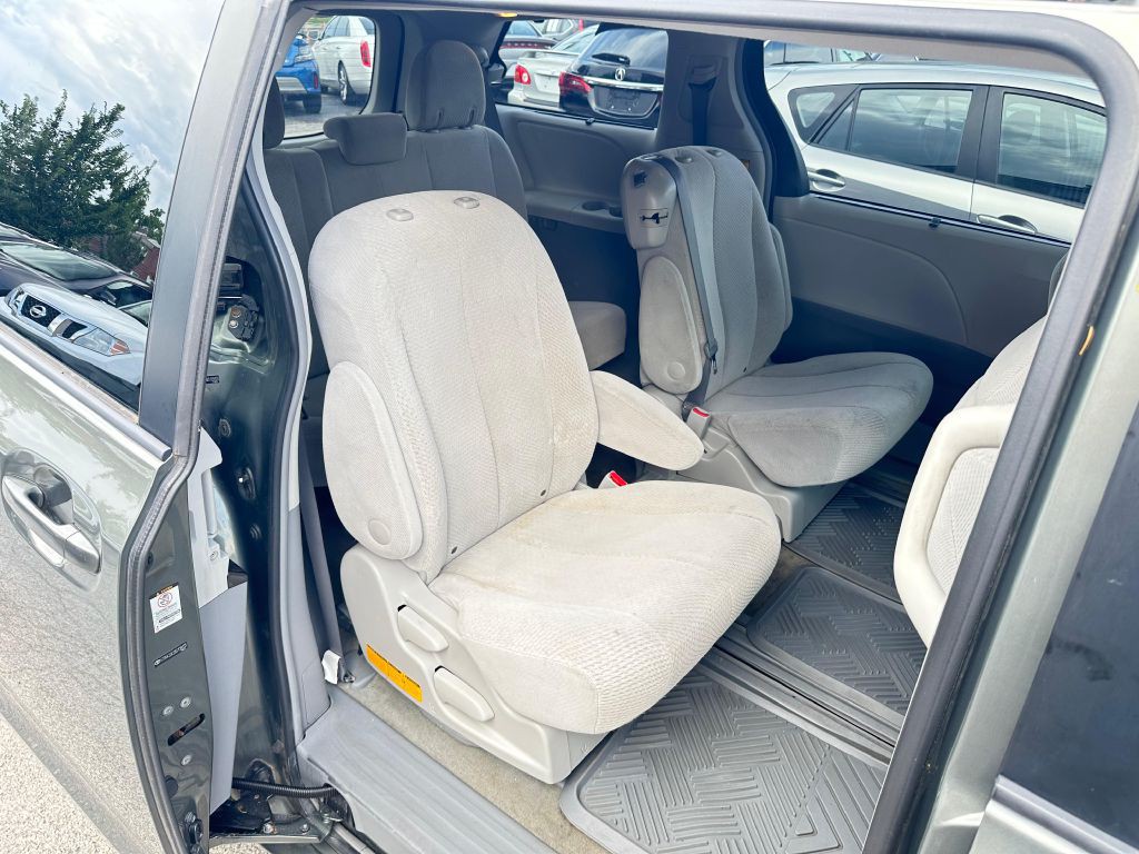 2011 Toyota Sienna Image 20