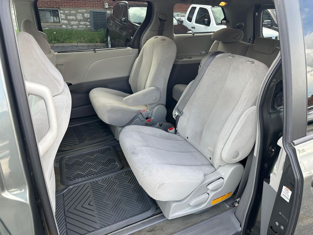 2011 Toyota Sienna Image 21