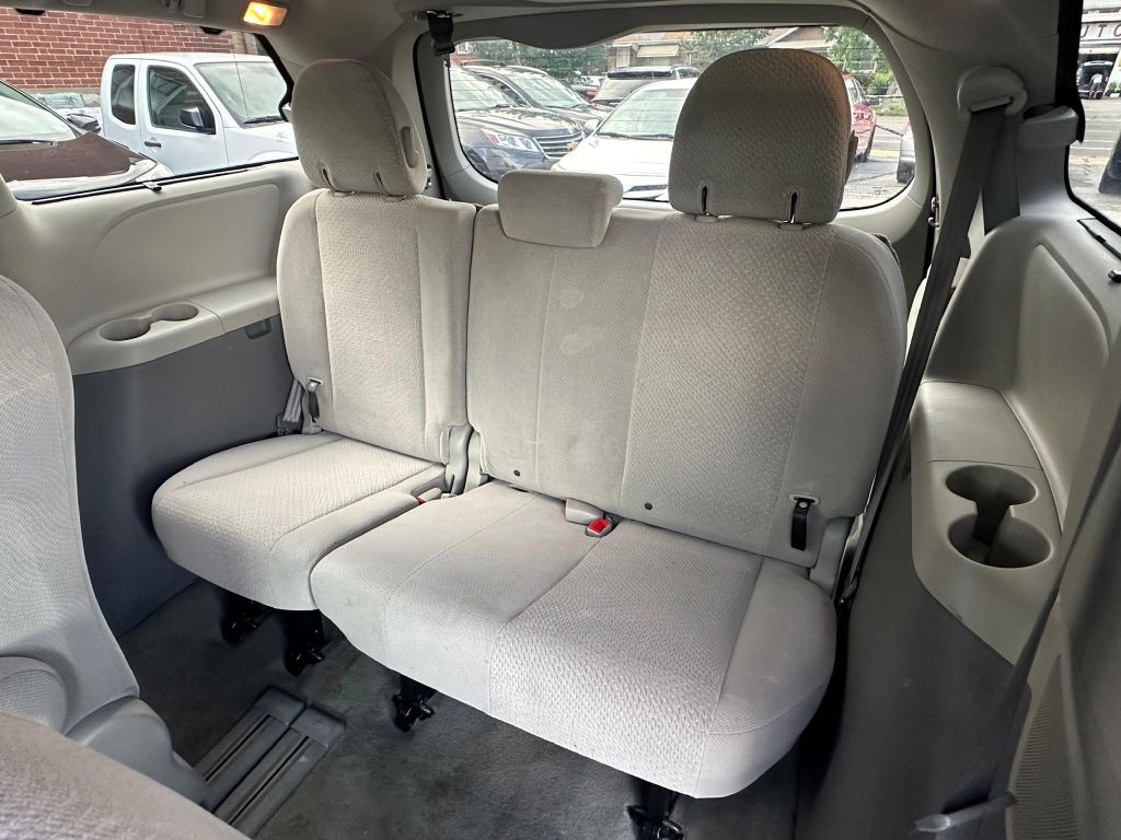 2011 Toyota Sienna Image 22