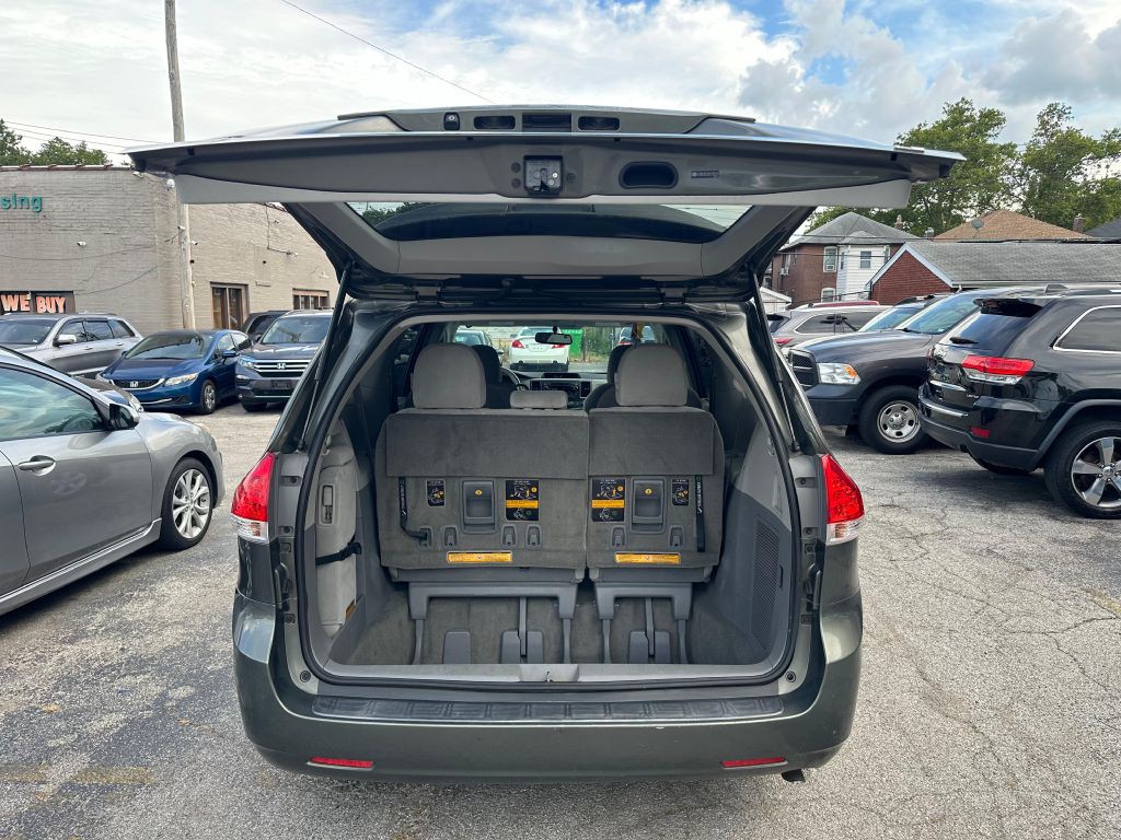 2011 Toyota Sienna Image 23